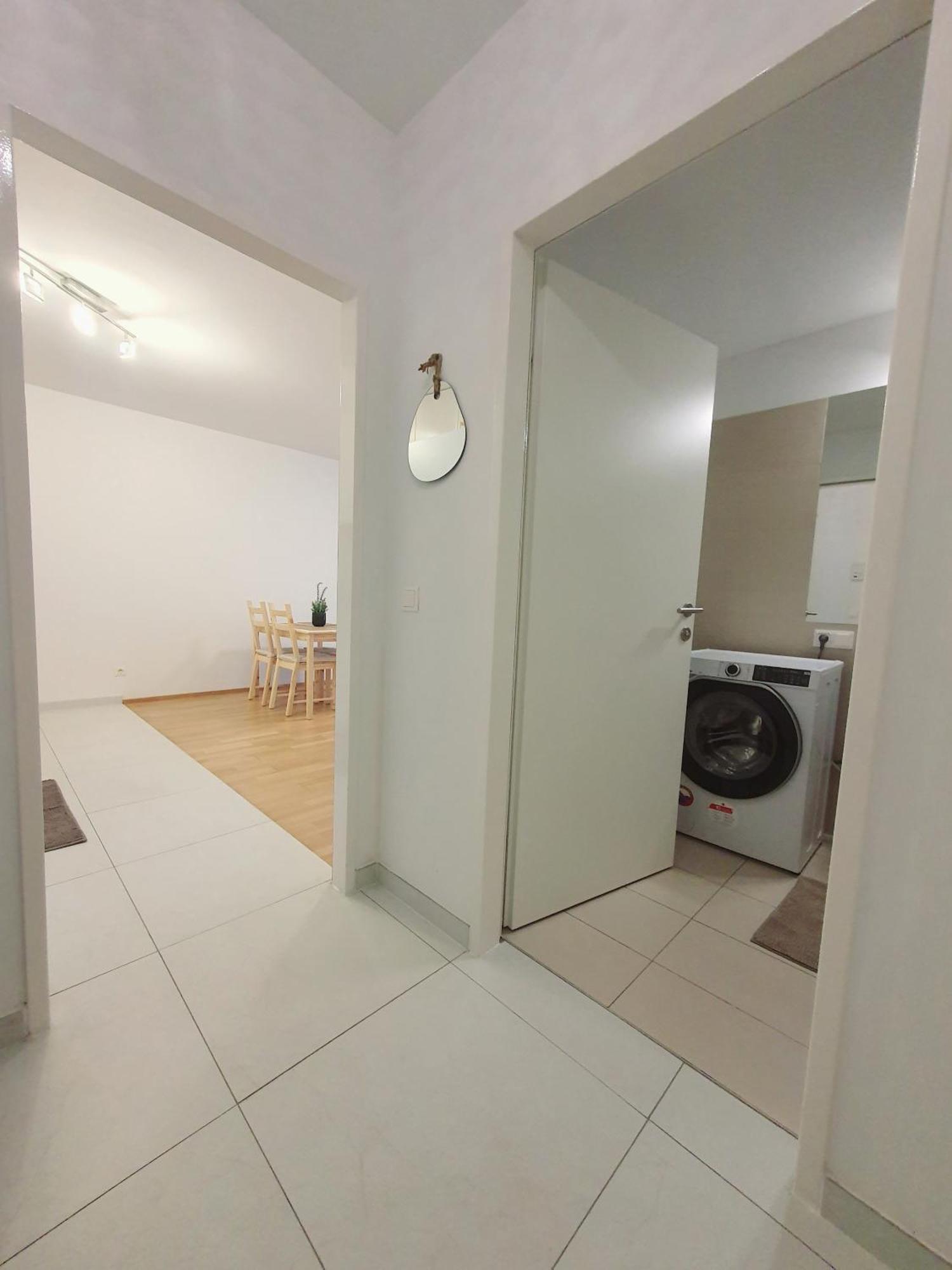 Near Lake One Bedroom Cute Apartment Wien Ngoại thất bức ảnh